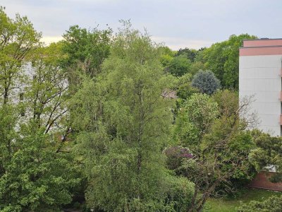 Charmante, familienfreundliche 4-Zimmer-Wohnung mit Loggia & Garage in begehrter Lage am Südklinikum