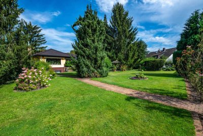 Hanau Alt-Kesselstadt: Einfamilienhaus-Bungalow mit traumhaftem Parkgrundstück in Schloßnähe