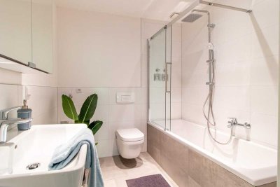 5,3% Rendite - neu modernisiert & vermietet, Wohntraum mit EBK, Wellness-Bad & Stellplatz, Bestlage