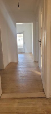 Schöne renovierte 5-Zimmer-Maisonette-Wohnung mit Balkon im begehrten Flussstraßenviertel