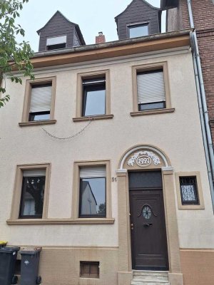 Ein Zuhause für die ganze Familie - großzügiges frisch renoviertes Reihenmittelhaus