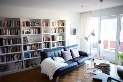 Hochwertig möblierte, helle Zwei-Zimmer Wohnung mit Balkon und herrlichem Blick