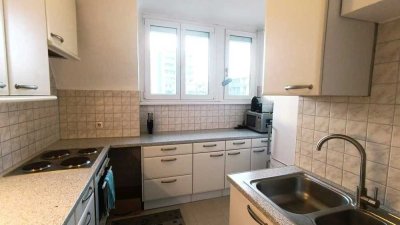 Stilvolle Dachgeschosswohnung mit Designermöbeln, Balkon und Weitblick