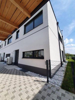 HOCHWERTIG AUSGESTATTETES SCHMUCKSTÜCK! Unterkellertes Luxusreihenhaus im Wienerwald!