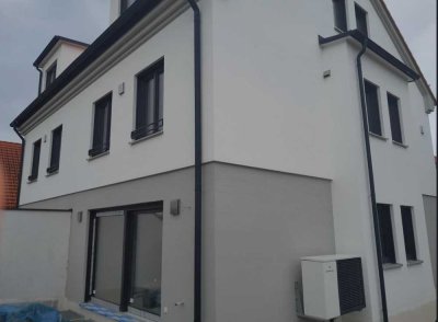 Doppelhaushälfte in Vierkirchen: moderner Neubau in zentraler Lage mit Terrasse