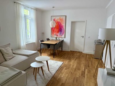 Stilvolle neu sanierte Altbauwohnung mit großem Balkon in Top-Nordendlage