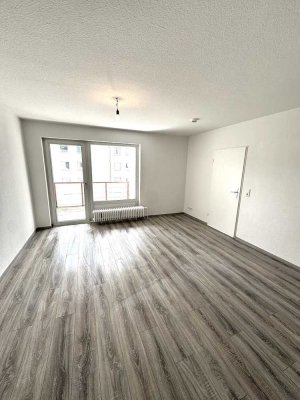 Sehr schöne sanierte 2 Zimmer Wohnung mit Balkon in Duisburg zu vermieten
