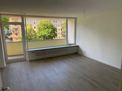 Teilsaniert - Schöne, helle 2 Zimmer Wohnung mit Balkon