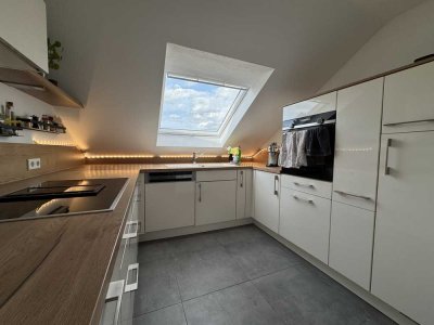 Charmante, sanierte 3-Zimmer-Dachgeschosswohnung mit Lodgia, Gartenanteil und Garage