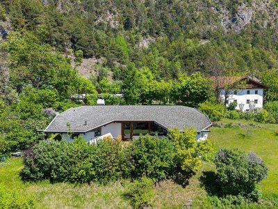 Kranebitter Stil Villa auf weitläufigem sonnigem Grundstück