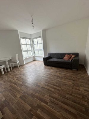 Lichtdurchflutete, teilmöblierte 1-Zimmer-Wohnung mit Balkon und EBK in Offenbach am Main