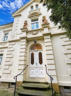 traumhafte Dachgeschosswohnung in Loschwitz mit Blick über Dresden (Balkon, 2 Stellplätze)