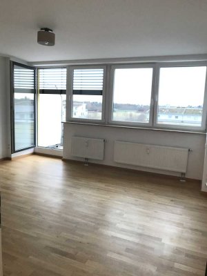 * 1 Zimmer * Wohnküche mit EBK * Bad mit Wanne * Balkon * Parkett *