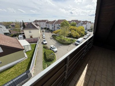 Großer Balkon: 2,5-Zimmer-Dachgeschosswohnung in Edigheim