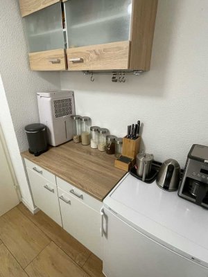 Schöne 2-Zimmerwohnung mit hochwertigem Fliesenbelag in Holzoptik mit kleinem Bad und kleiner Küche.