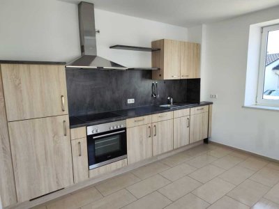 Günstige 2-Raum-Erdgeschosswohnung mit Balkon und EBK in Johanniskirchen