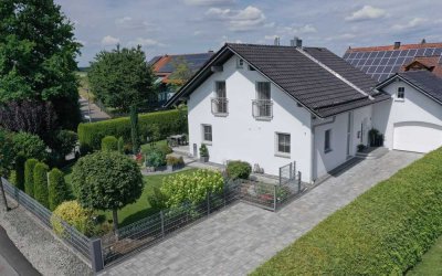 Sonniges und ruhiges Familienidyll – Einfamilienhaus mit herrlichem Garten & PV-Anlage in Aholfing