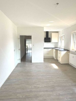 Modernisiert und vermietet – attraktive Eigentumswohnung mit Tageslichtbad und Balkon