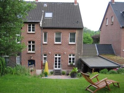 Charmante Doppelhaushälfte mit großem Garten, Terrasse, Carport in ruhiger Sackgassenlage