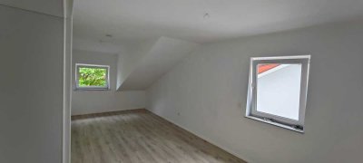 Ansprechende 2-Zimmer-DG-Wohnung mit gehobener Innenausstattung mit Balkon in Osthofen