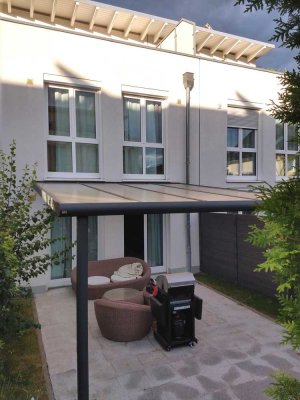 Reihenmittelhaus, 5 Zimmer, EBK, 2 Bäder, 2 Terrassen + Garten.  2 Parkplätze, Niedrige NK !