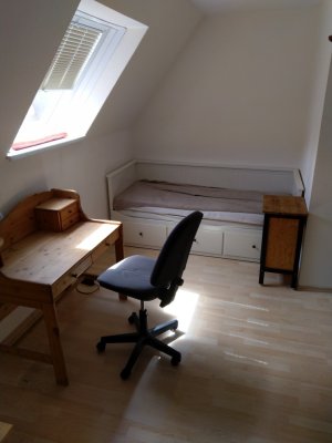 Möblierte 1 1/2 Zimmer, ca. 18 qm + Bad- und Küchenmitbenutzung an weibliche Person zu vermieten