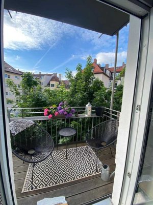 Ruhige 3-Zimmer  Altbauwohnung mit Wohnküche und Balkon in Neuhausen