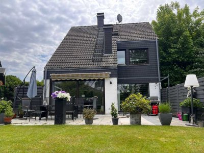 Einfamilienhaus mit Einliegerwohnung und zwei Garagen