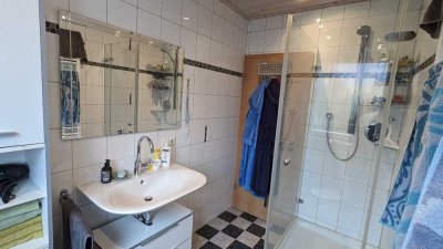 Attraktive und gepflegte 3-Zimmer-Hochparterre-Wohnung mit Balkon und Einbauküche in Schwebheim
