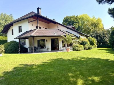 Einmaliges Schmuckstück in traumhafter Lage mit Einliegerwohnung – 8-Raum-Villa in Lappersdorf