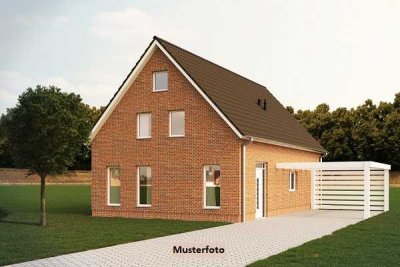 Freistehende Einfamilienhaus, Garage, Stellplatzflächen