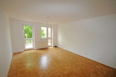 Perfekt geschnitten: 2 Zimmer, Balkon, Tiefgarage und moderne  Einbauküche