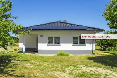 IMMOBERLIN.DE - Moderner Bungalow mit traumhaftem Sonnengarten & verpachtetem Land
