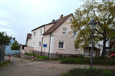 Freistehendes Einfamilienhaus mit Einliegerwohnung und (ausbaubarem) Nebengebäude in Rheinstetten