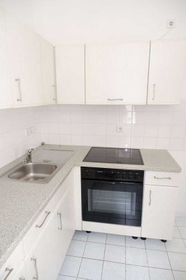 Frei ab 1.4.26 /  1.OG inl. EBK / Laminat / Bad mit Wanne / Lift !