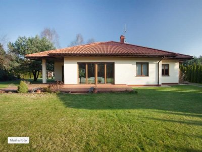 Provi frei Einfamilienhaus mit Doppelgarage in 96450 Coburg -