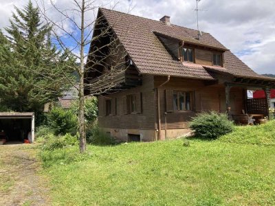 Liebhaberobjekt mit Schwarzwaldblick – Holzhaus in Traumlage mit Potenzial