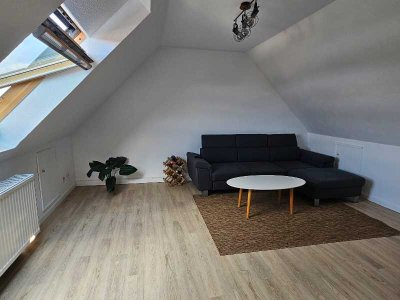 Helle und freundliche 4-Zimmer-Maisonette- Wohnung mit Balkon und Einbauküche in Neuss