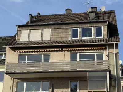 Schöne Lichtdurchflutet vier Zimmer Wohnung mit Balkon