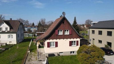 Idyllisches Haus mit Spitzgiebel-Charme und Garten – klein, aber voller Möglichkeiten