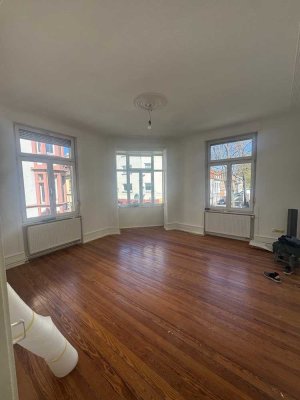 Liebevoll sanierte Altbauwohnung mit großer Wohnküche und zwei Balkonen!