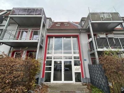 Charmante 3-Zimmer Wohnung mit offener Küche und Bad mit Wanne in Hochparterre mit Balkon