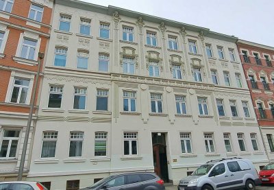 Zentrumsnahe, geräumige 1-Raumwhg. mit Einbauküche, Tageslichtbad, 3.OG, bezugsfertig, renoviert