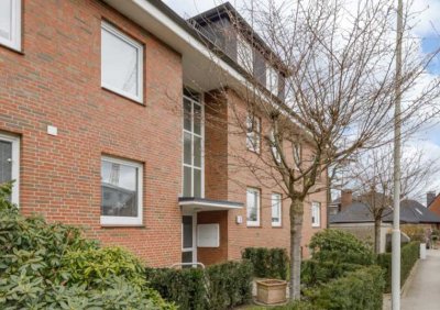 Modernisierte Wohnung mit zwei Zimmern sowie Balkon und EBK in Schenefeld