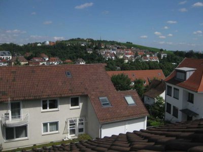 Kleine möblierte 2-Zimmer-DG-Wohnung mit Dachschrägen in toller Wohnlage!