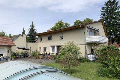 Modernisiertes Einfamilienhaus mit weitläufigem Garten und exklusivem Poolbereich