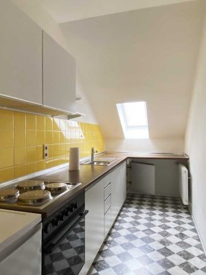 Charmante 1-Zimmer-Dachgeschosswohnung mit Balkon und Einbauküche