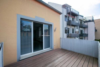 WOHNUNG MIT KAMINOFEN, EINBAUKÜCHE & S/W - BALKON IN ZENTRALER LAGE !