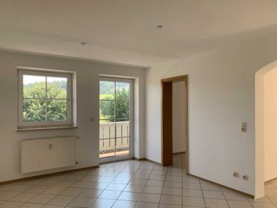 Helle, frisch renovierte 4-Zimmer-Dachgeschosswohnung mit Balkon und traumhaften Ausblick ins Grüne