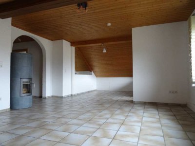 Gepflegte kleine 3 Zimmer DG-Wohn. - ideal für Singles - ab sofort frei !